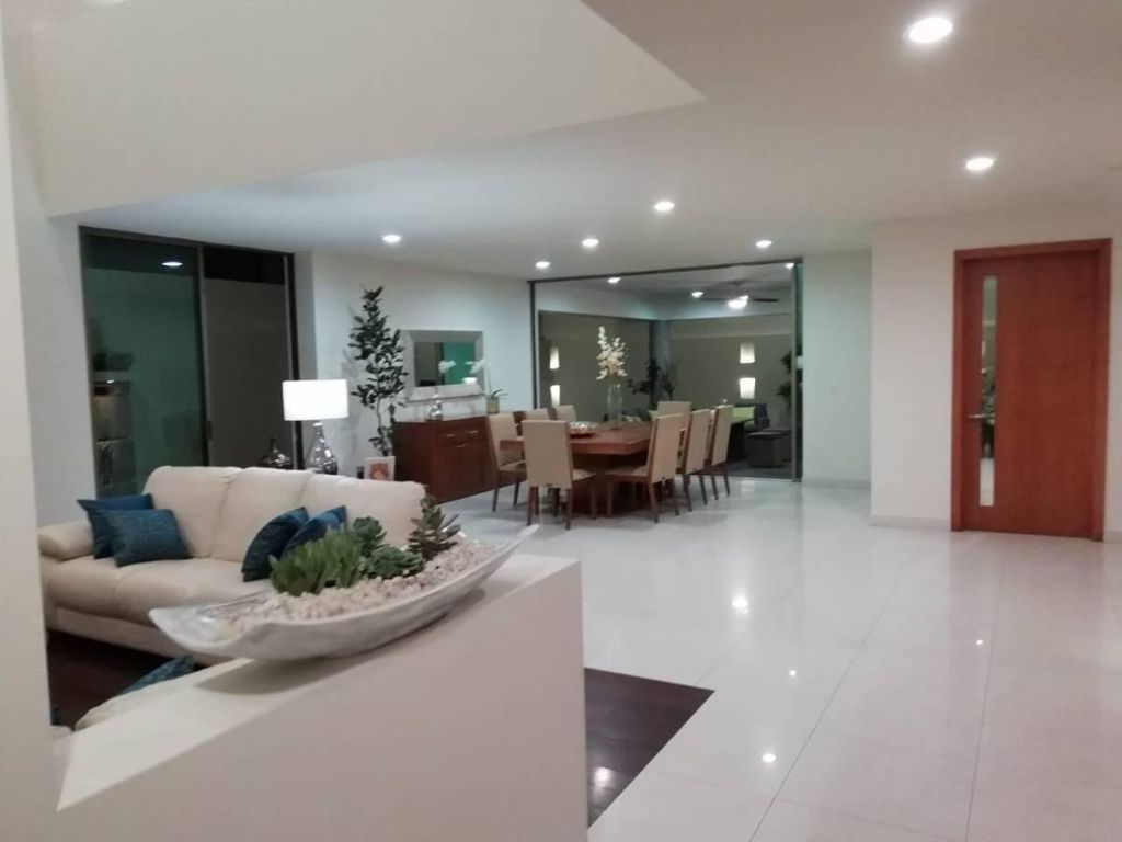 Casa en venta en Av.,Universidad, Puerta del bosque, Zapopan, Jalisco